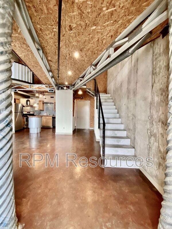 300 Summit Ridge Dr - Photo 3 of 24