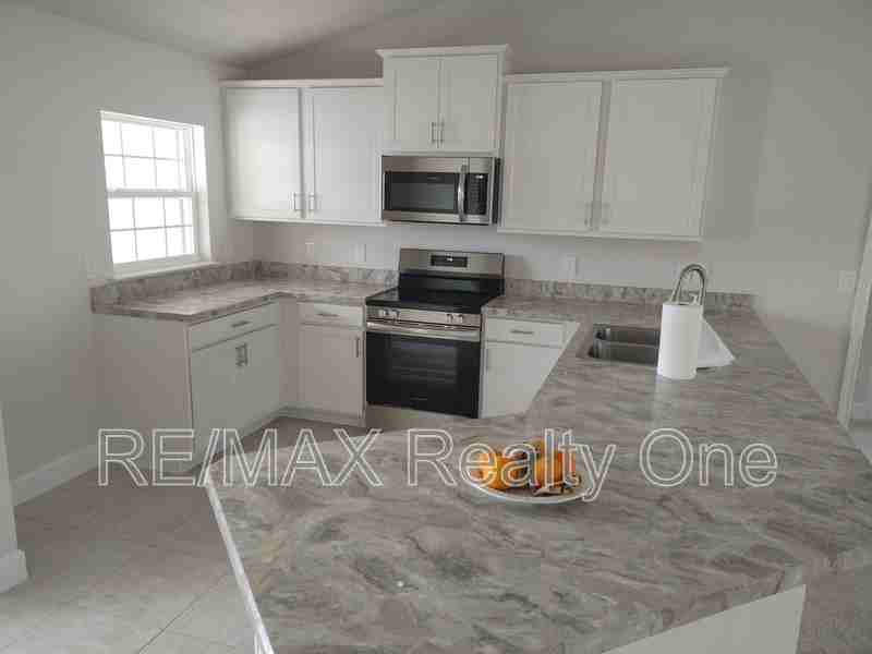 8398 N Jay Dr - Photo 3 of 18