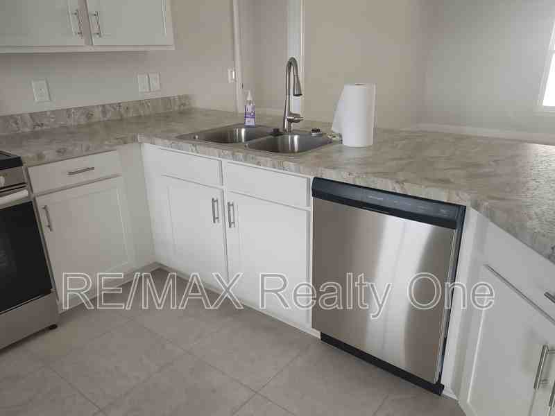 8398 N Jay Dr - Photo 4 of 18