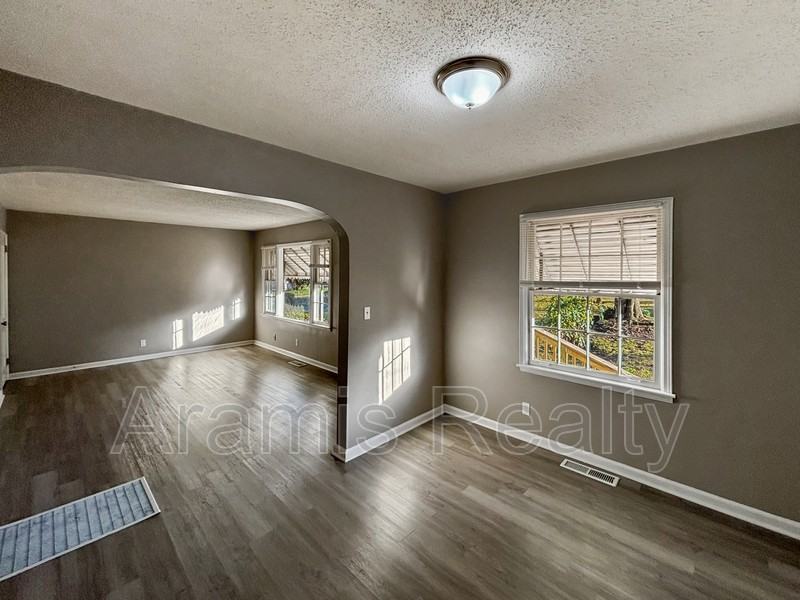 846 Midway St Se - Photo 3 of 15