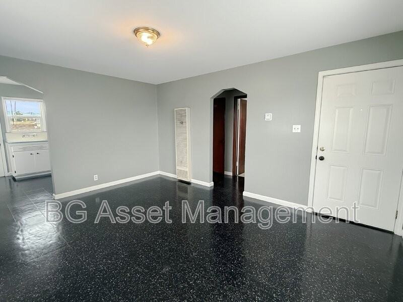 1331 Dunn Ave - Photo 2 of 19