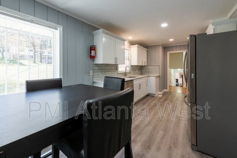 2839 Scenic Ter - Photo 2 of 16