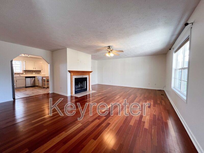 1611 Sams Dr - Photo 2 of 34