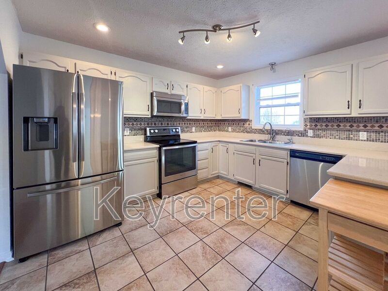 1611 Sams Dr - Photo 3 of 34