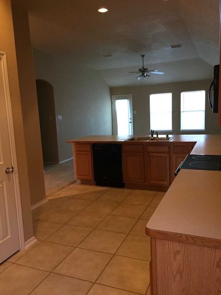 633 Horn St - Photo 2 of 7