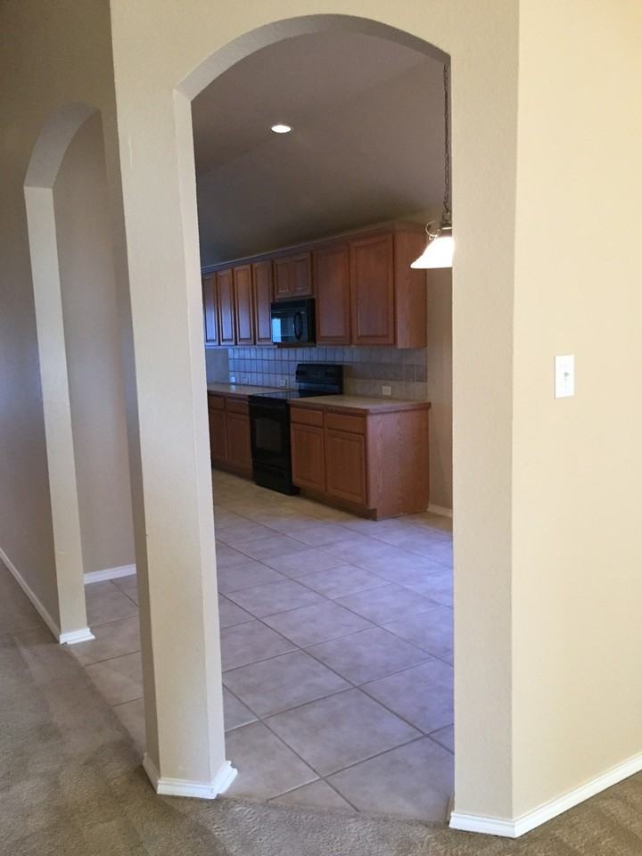 633 Horn St - Photo 3 of 7