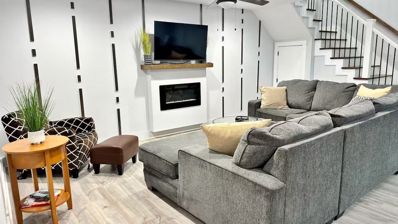 2395 Highpoint Rd - Photo 7 of 45