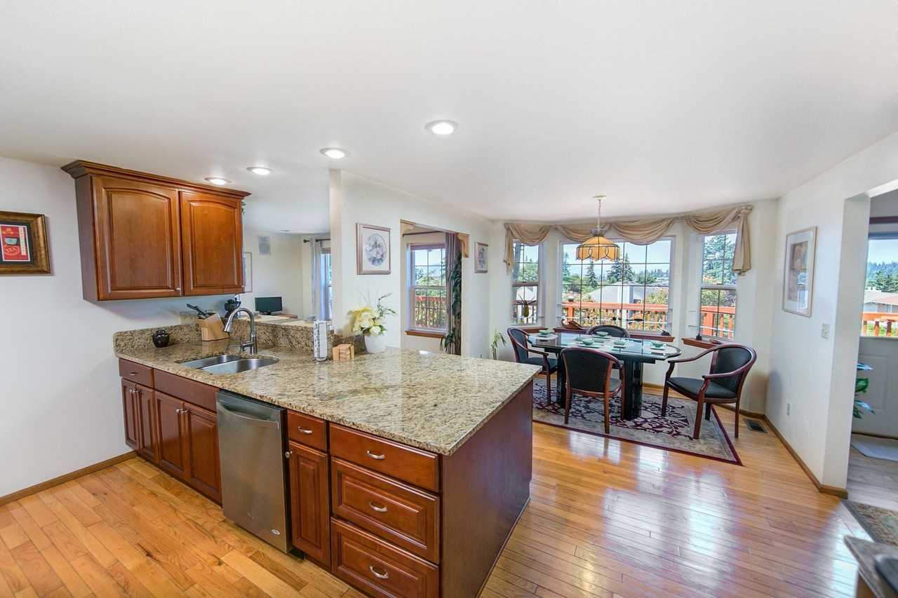 906 38th St - Photo 3 of 28