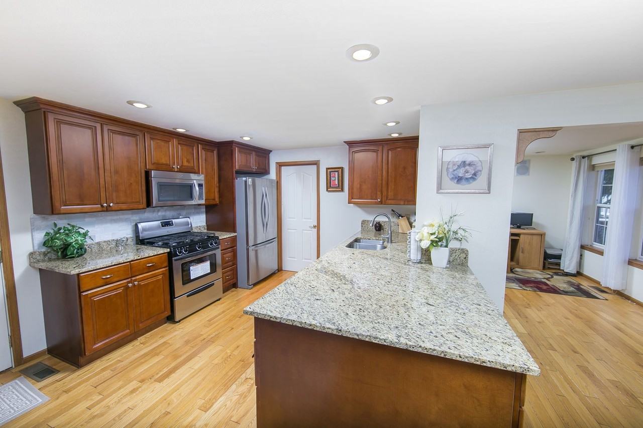 906 38th St - Photo 4 of 28