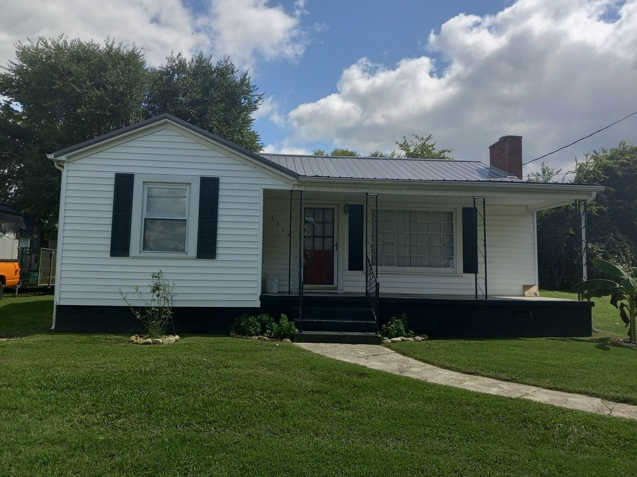 1314 Russell Ave - Photo 2 of 23