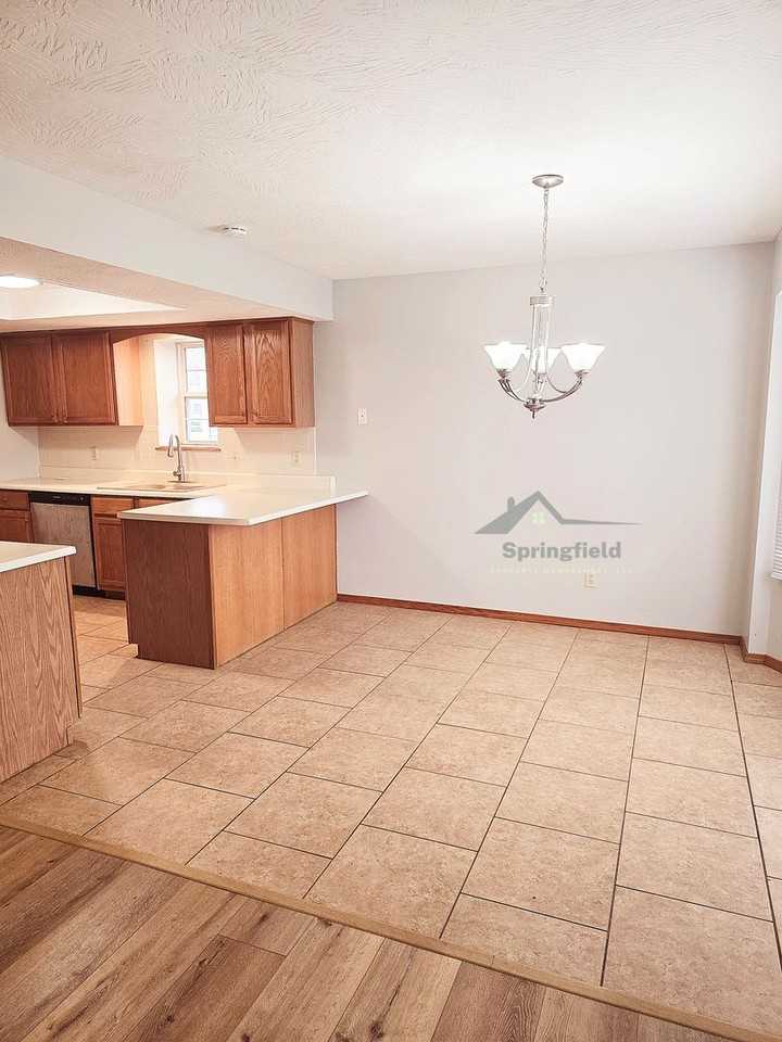 306 Jennifer Ln - Photo 3 of 16