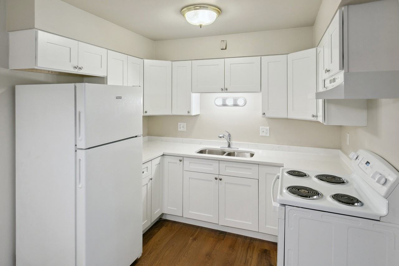 1025 North Farnsworth Avenue - Photo 2 of 10