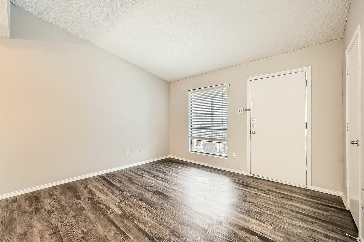 500 Flats - Photo 2 of 50