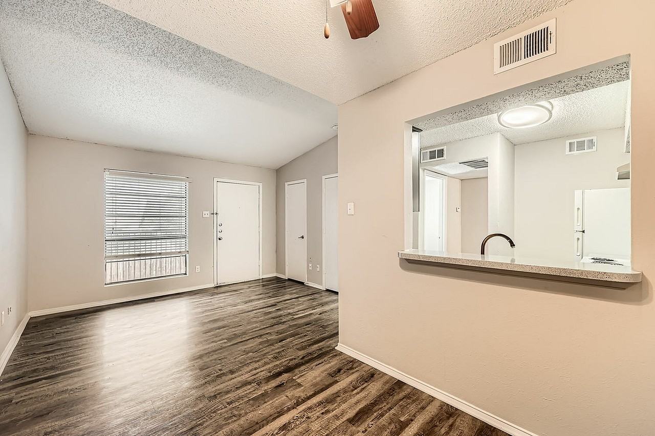 500 Flats - Photo 5 of 50