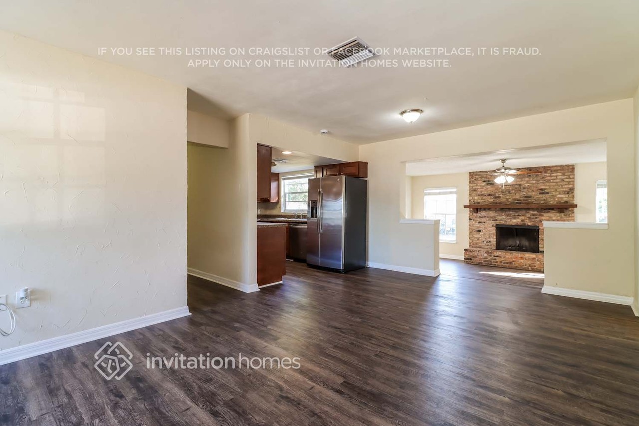 955 Grovewood Dr - Photo 4 of 16