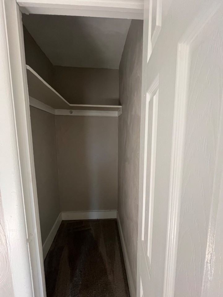 1022 32nd St - Photo 2 of 10