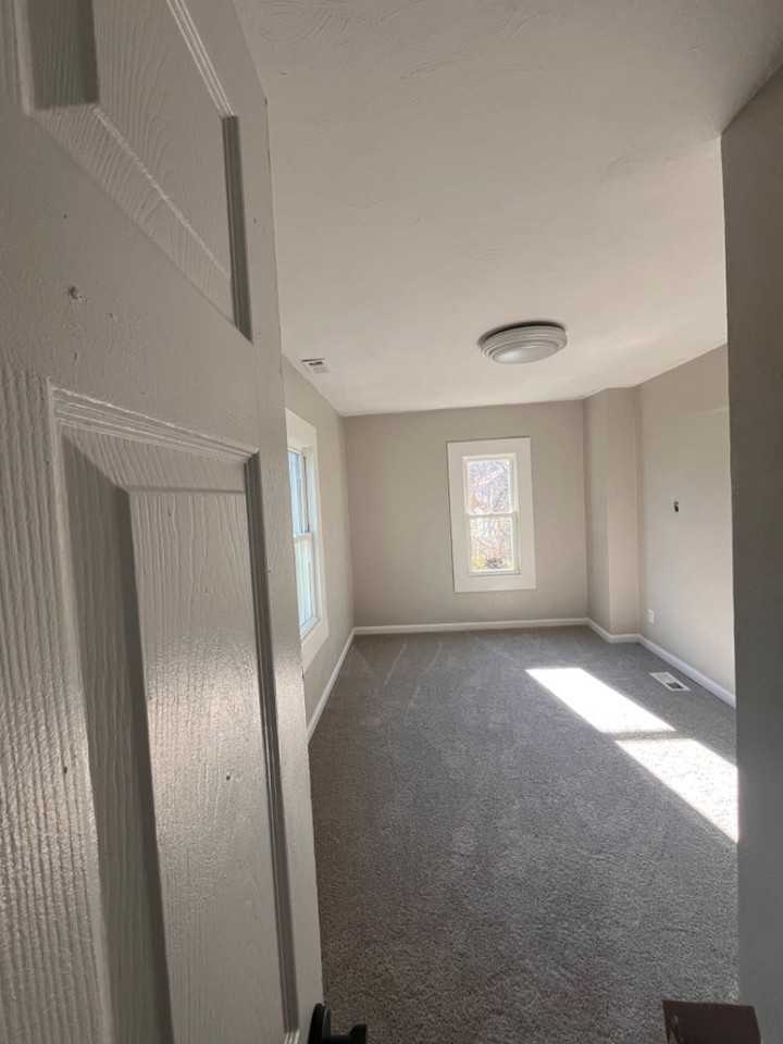 1022 32nd St - Photo 5 of 10