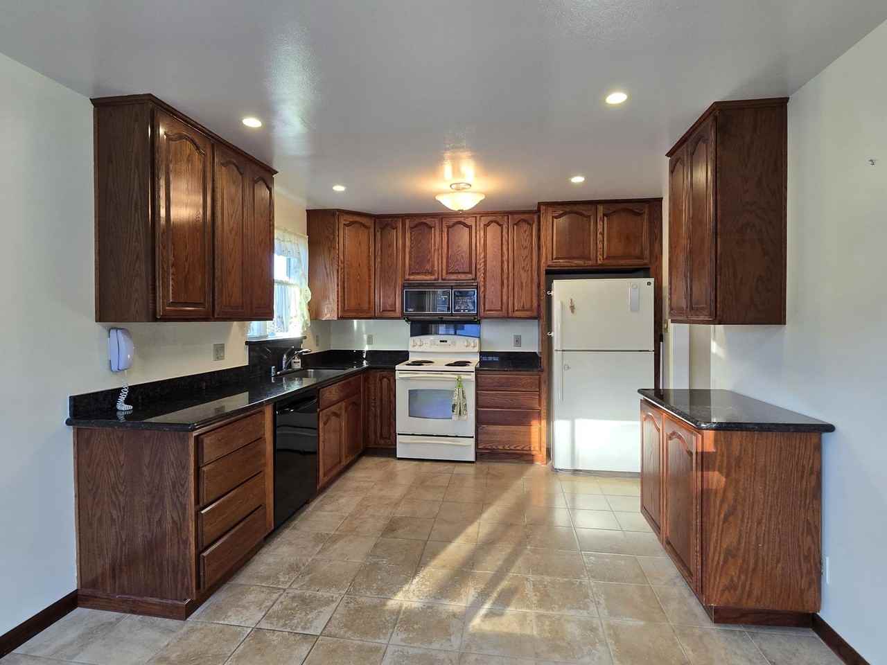 2424 Oakmont Dr #NA - Photo 3 of 21