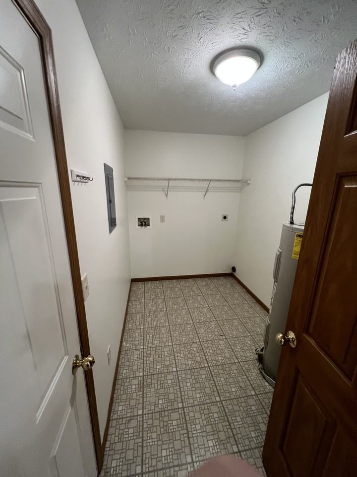 1295 Chestnut Dr #B - Photo 2 of 8
