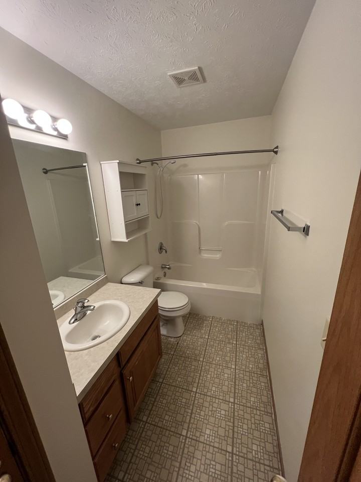 1295 Chestnut Dr #B - Photo 3 of 8