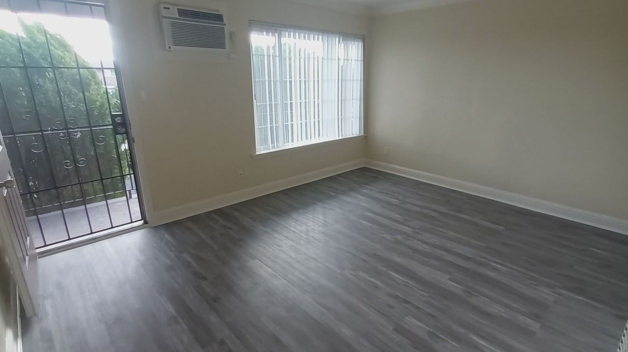 2511 Edison Ave - Photo 4 of 17