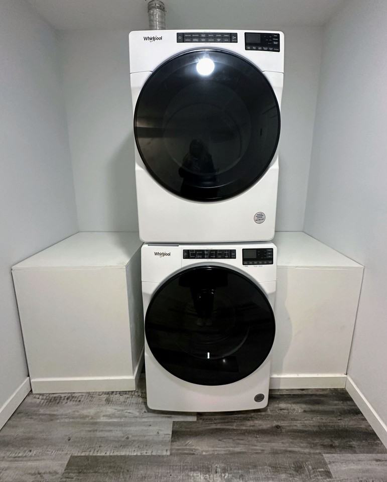 Renovated Spacious Apartment with fenced yard! - Photo 2 of 20