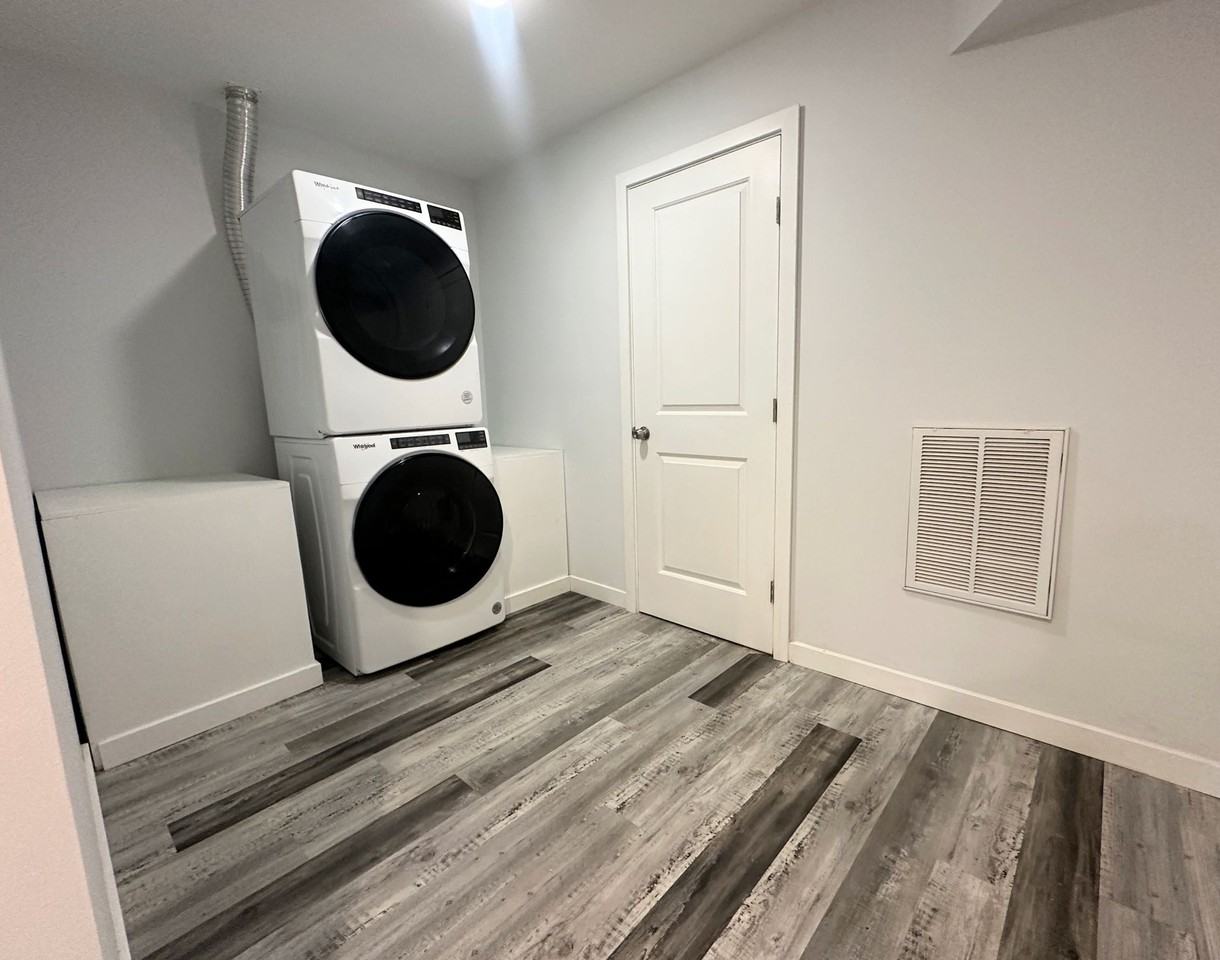 Renovated Spacious Apartment with fenced yard! - Photo 3 of 20