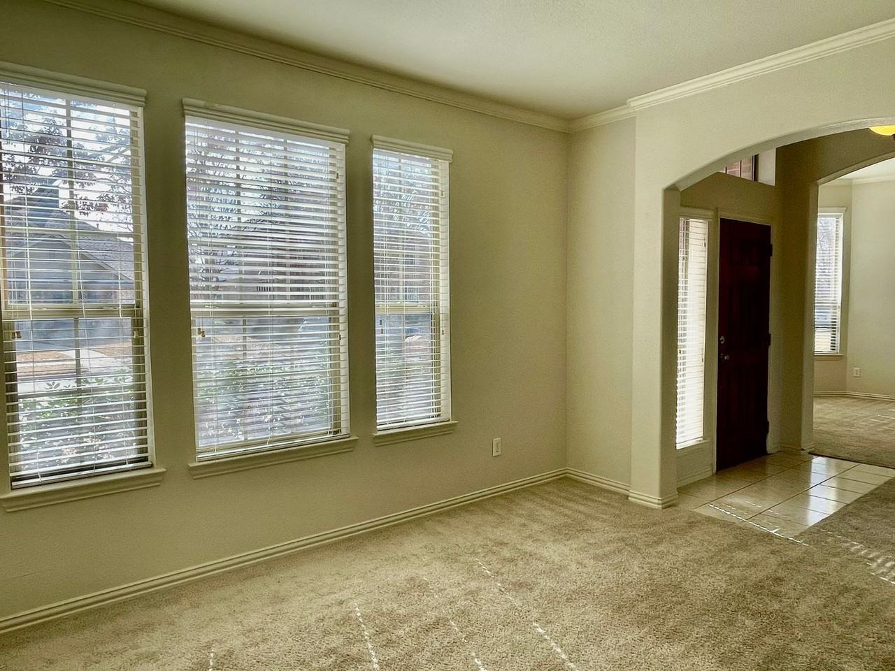 6304 Blackstone Dr - Photo 2 of 32