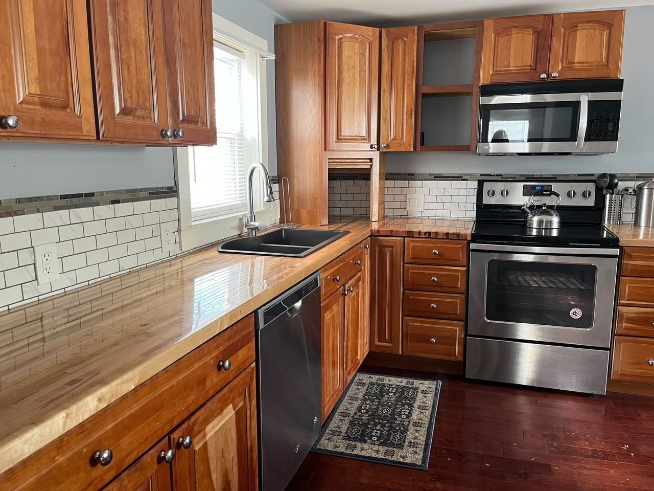 9 1/2 Front St - Photo 2 of 2