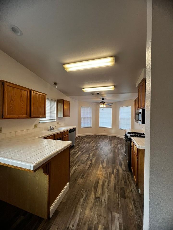 1720 N Woodland St - Photo 3 of 15