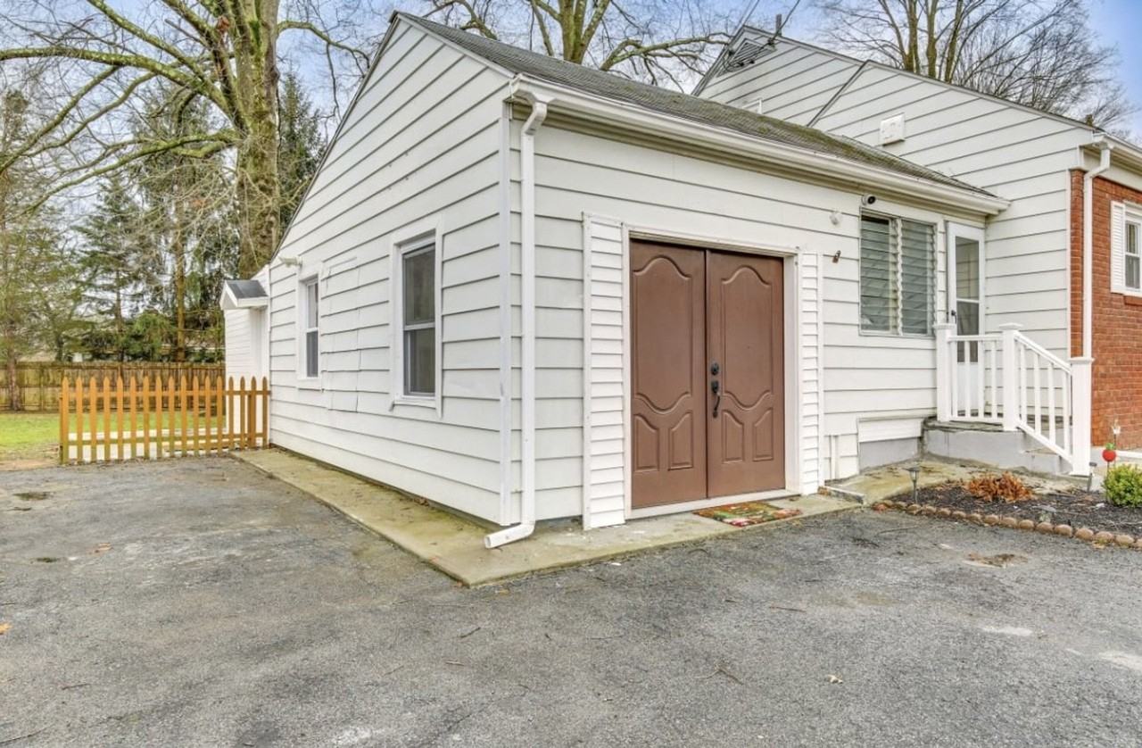 Spacios 5 BR with large fenced yard - Photo 3 of 44