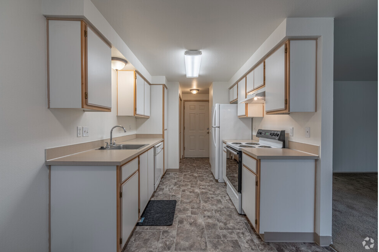 1680 Se Crystal Lake Dr #E - Photo 4 of 13