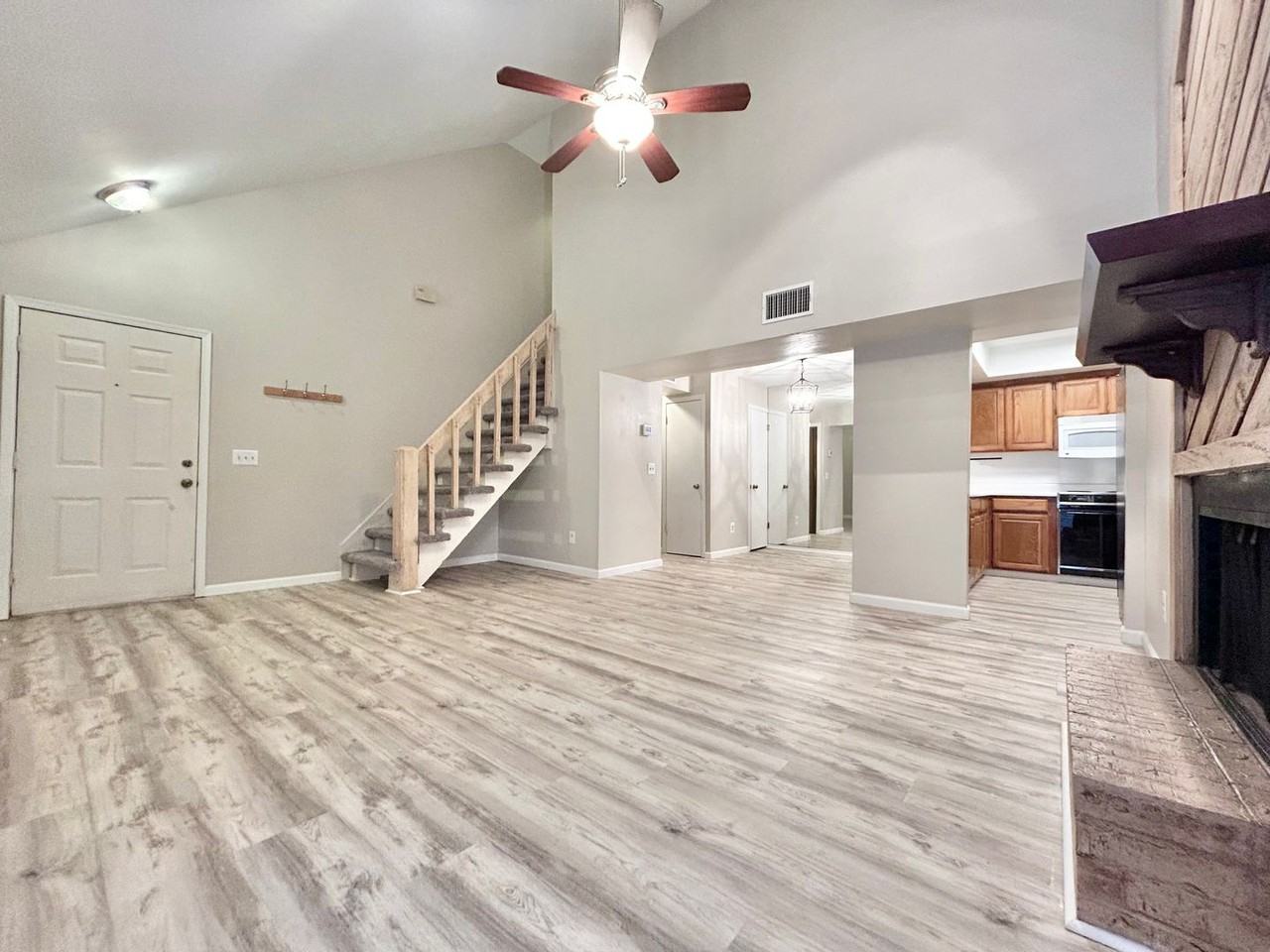 13817 Fairhill Ave - Photo 2 of 44