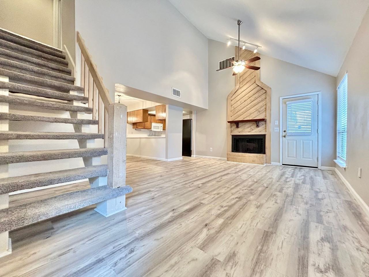 13817 Fairhill Ave - Photo 3 of 44