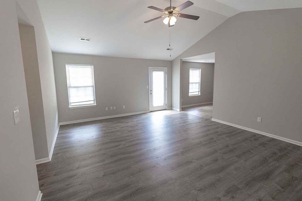 1404 Bodie Dr - Photo 3 of 28