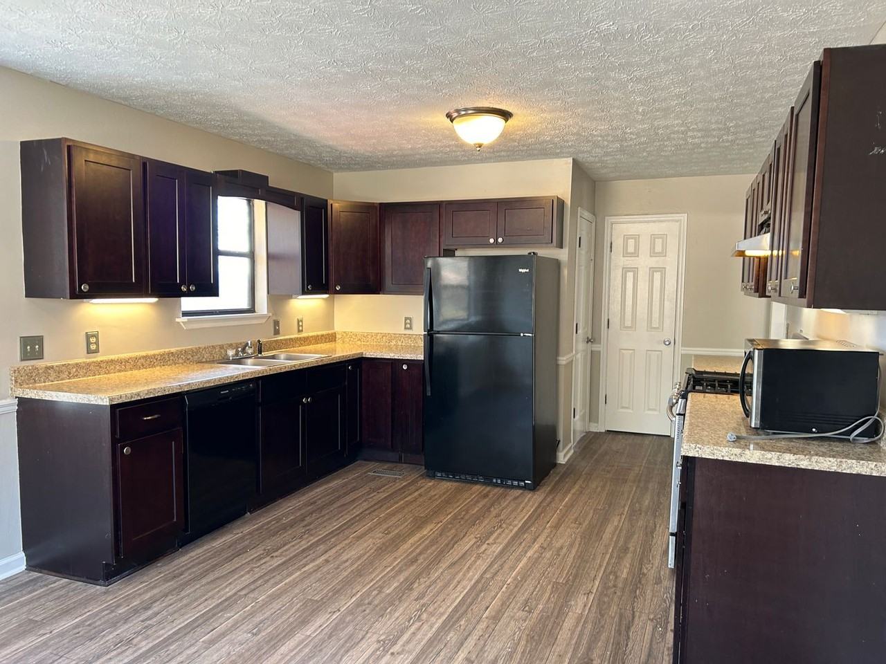 901 Locke Dr - Photo 2 of 27