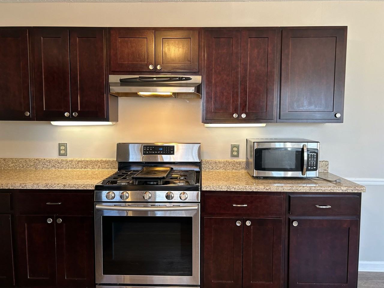 901 Locke Dr - Photo 4 of 27