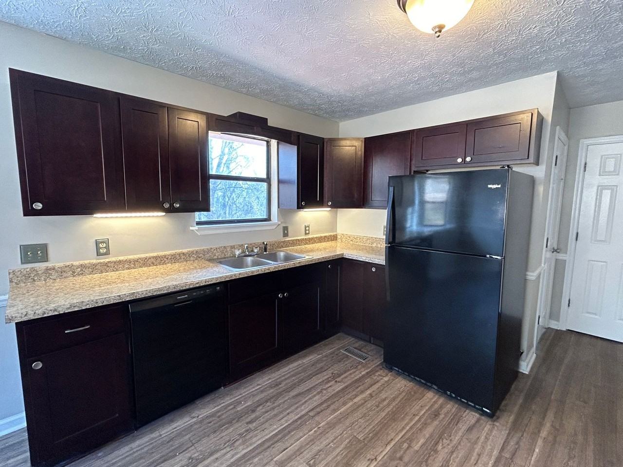 901 Locke Dr - Photo 5 of 27