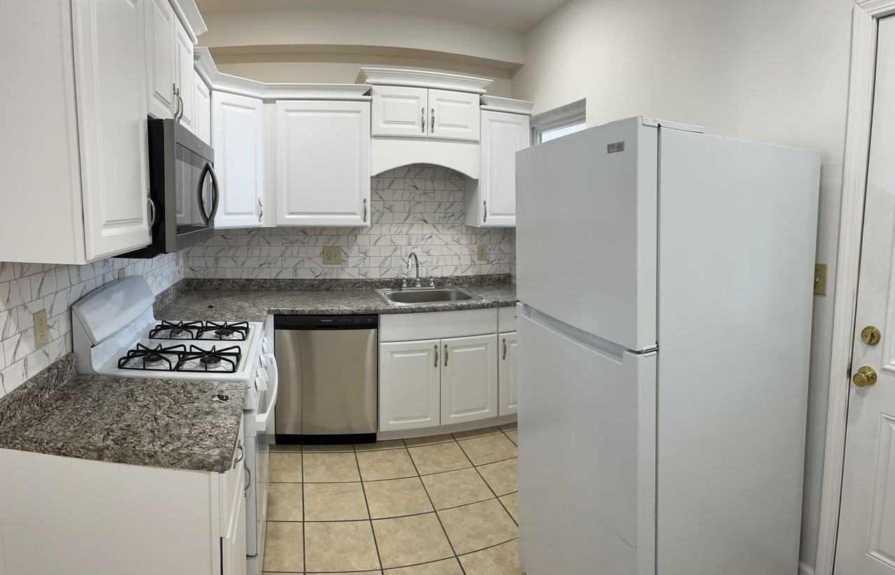 115 Sheridan St - Photo 3 of 7