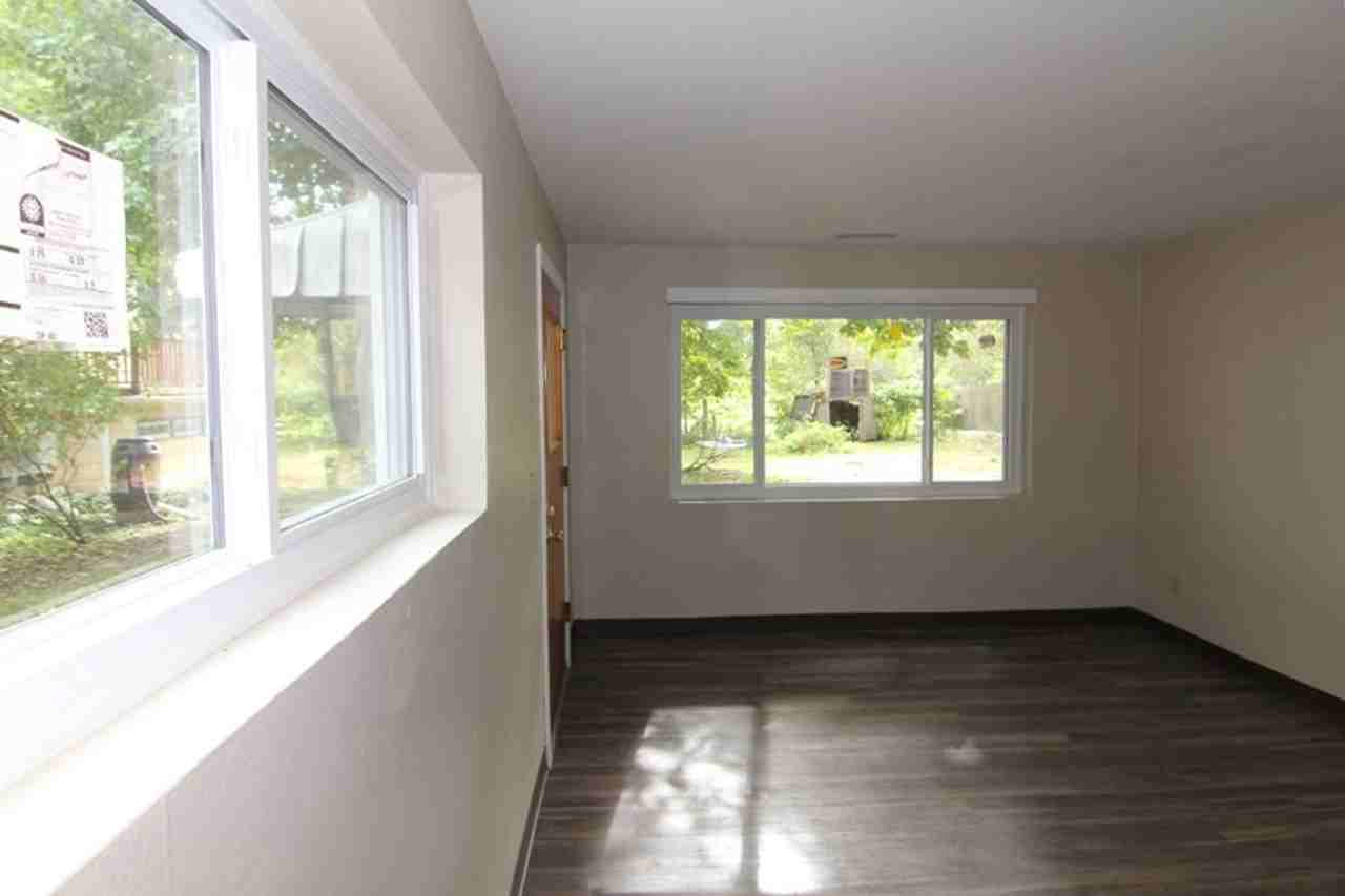 1131 1/2 Maple St - Photo 4 of 12