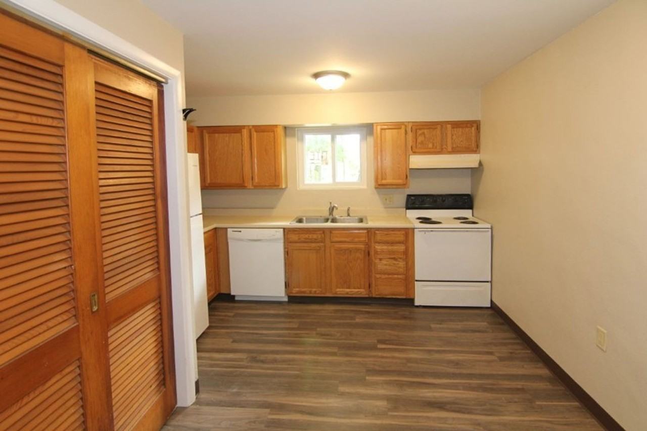 1131 1/2 Maple St - Photo 6 of 12