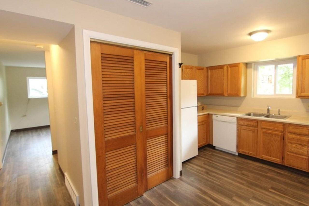 1131 1/2 Maple St - Photo 7 of 12