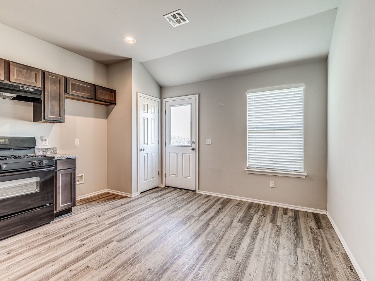 1913 Oak Valley Way - Photo 3 of 24