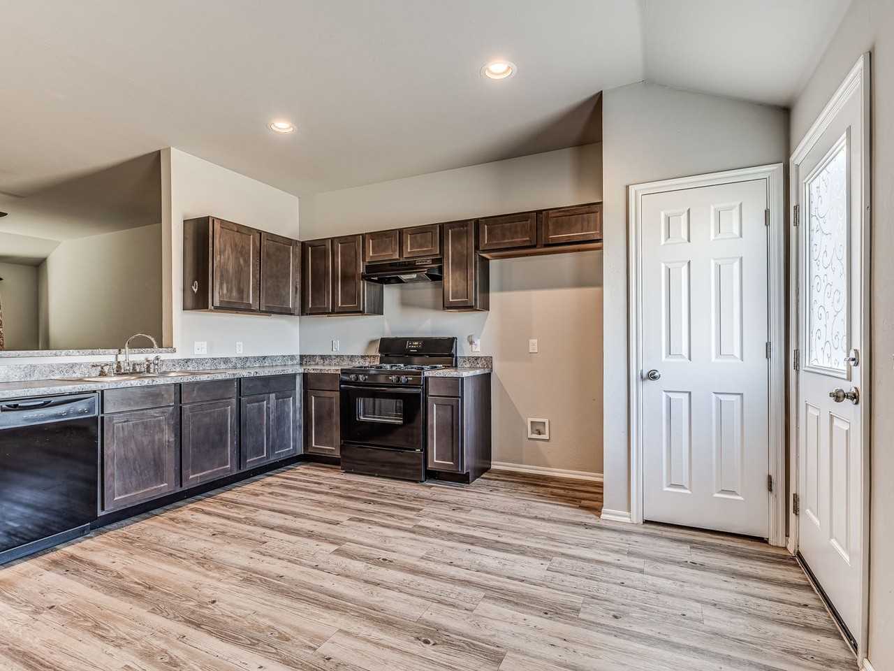 1913 Oak Valley Way - Photo 4 of 24