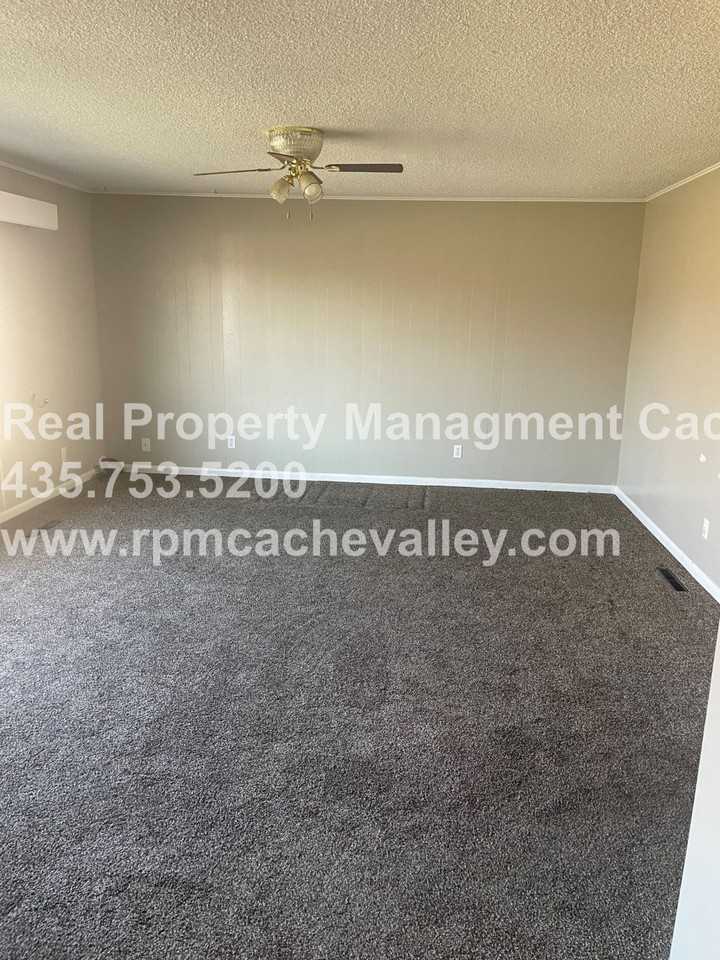 746 N 100 W - Photo 3 of 8