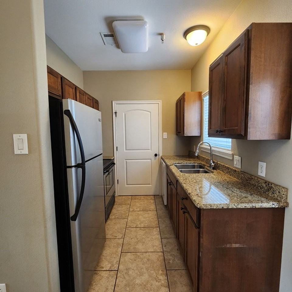 226 Parrott Dr - Photo 5 of 32