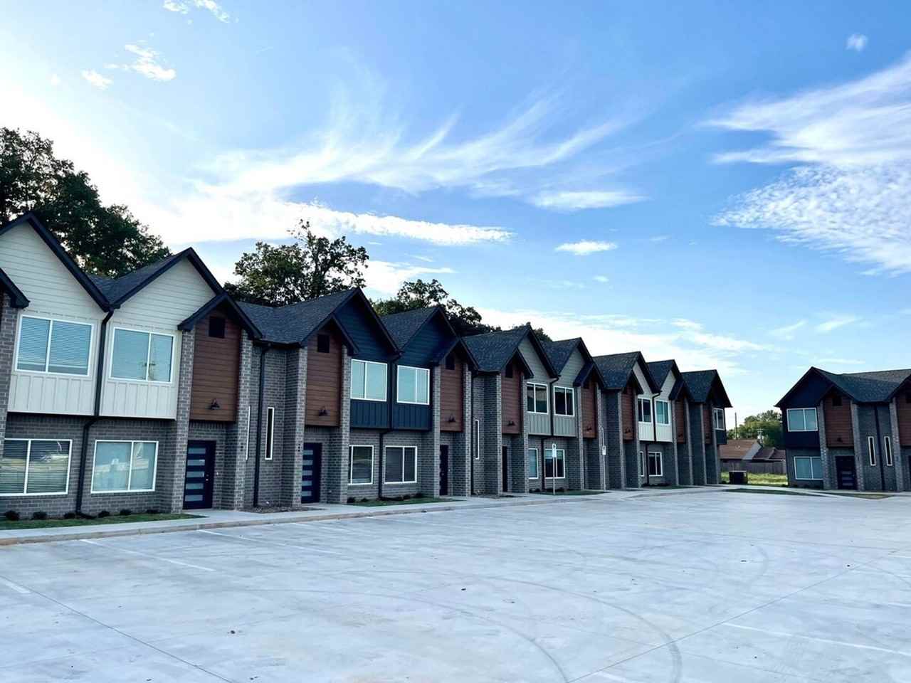 Parkway Townhomes - Photo 6 of 32