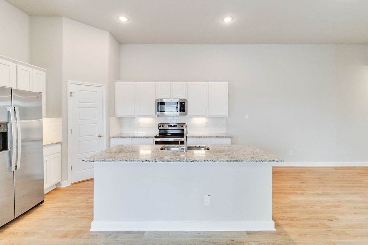 830 Staglin St #B - Photo 7 of 29