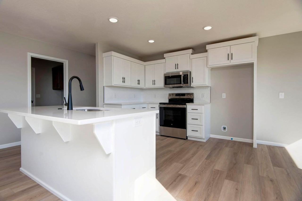 861 S Parkside Cir - Photo 2 of 21