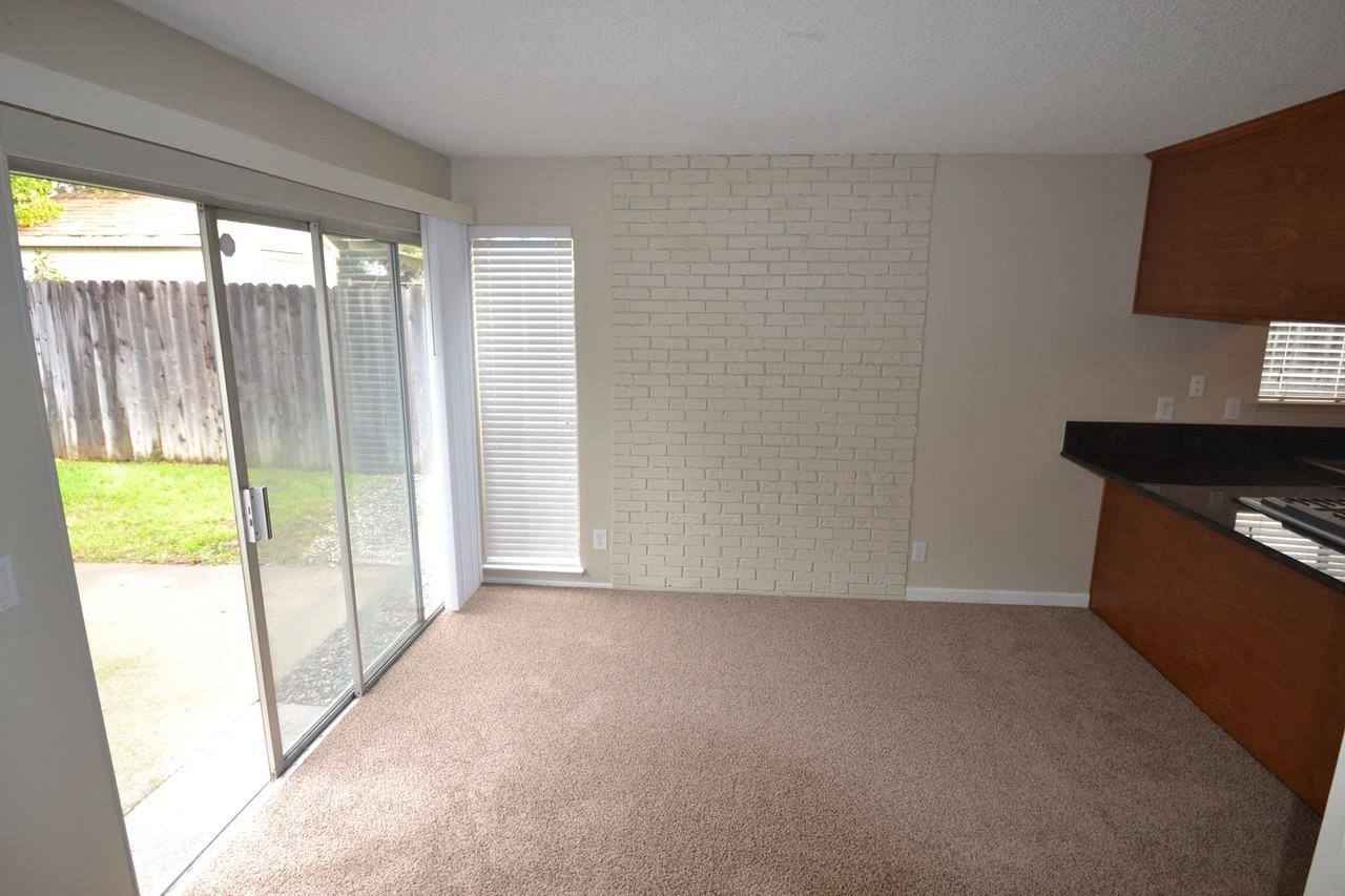 5633 Vista Oak Way - Photo 3 of 10